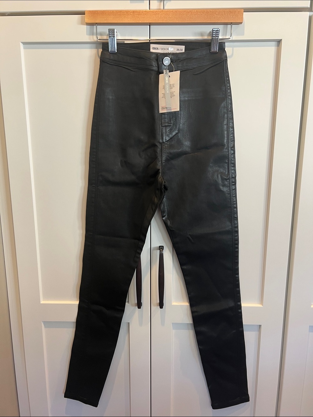NWT ASOS DESIGN Black Coated Skinny Jeans NWT Sz 25 / 32 Leather Look